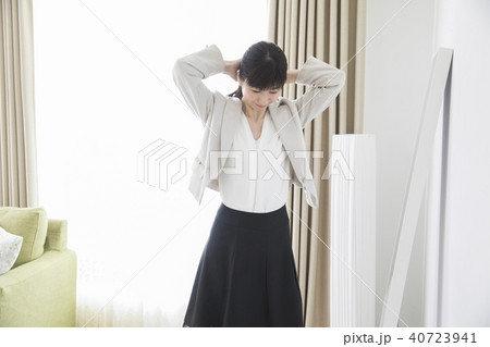若い女性・出勤前の身支度 若い女性・出勤前の身支度 40723941