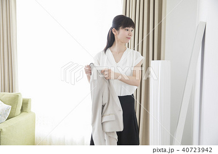 若い女性・出勤前の身支度 40723942