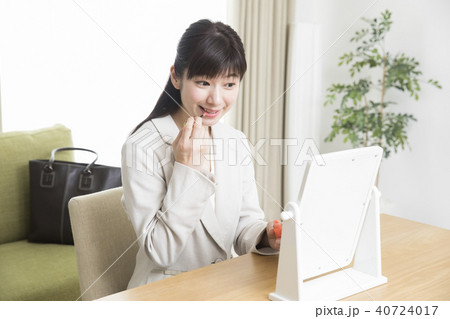 口紅を塗る女性 40724017