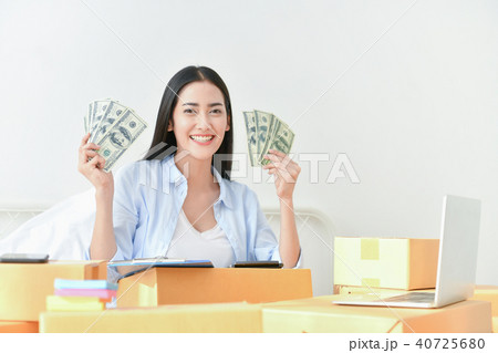 Sme business concept. Young people are packing their packages.De 40725680