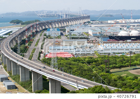 工業地帯の側を通る瀬戸大橋 40726791