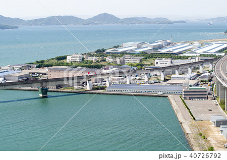 坂出番の州工業地帯の一角と瀬戸内海の景色 坂出番の州工業地帯の一角と瀬戸内海の景色 40726792