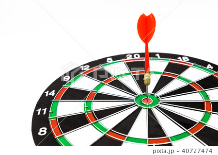 Closed up of dartboard and arrow isolated on white 40727474