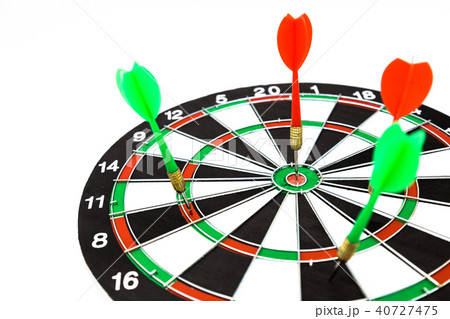 Closed up of dartboard and arrow isolated on white 40727475