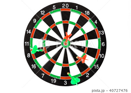 Closed up of dartboard and arrow isolated on white 40727476