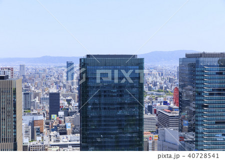 グランフロント大阪と梅田の街並み 40728541