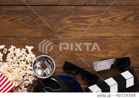 Clapperboard, film reel and popcorn on wooden background, top view 40729309