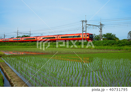 赤色の特急列車と田園風景 40731795