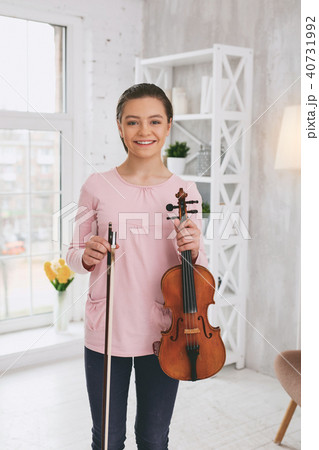 Pleased violinist looking straight at camera 40731992