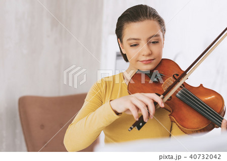 Close up of attentive musician that holding bow 40732042
