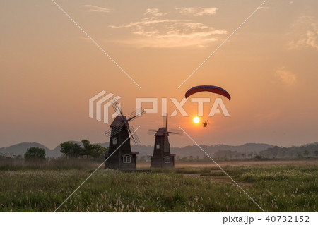 日の出 湿地 パラグライダー 40732152
