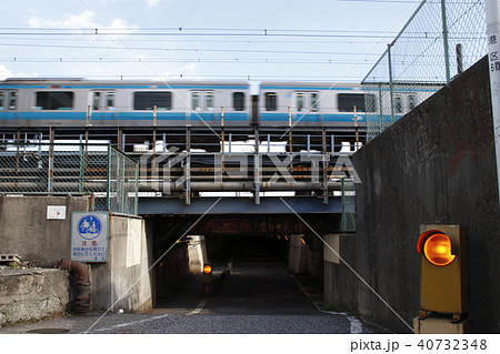 通過する京浜東北線と高輪橋架道橋 40732348