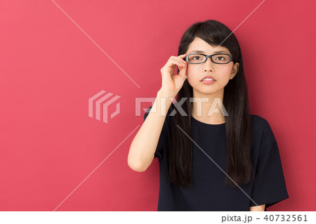 ビジネスウーマン　赤バック 40732561