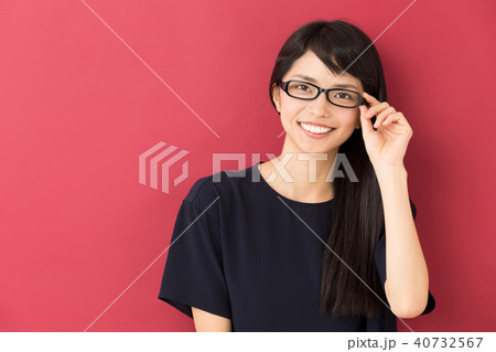 ビジネスウーマン　赤バック 40732567