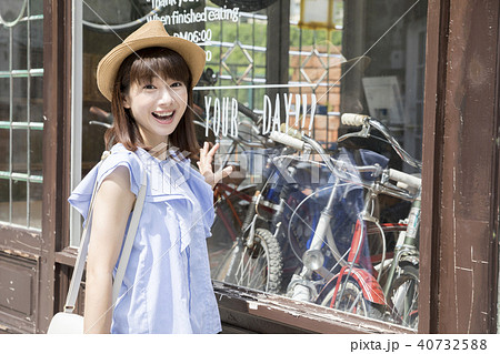 サイクルショップを覗く女性 買い物 ショッピング サイクルショップを覗く女性 買い物 ショッピング 40732588