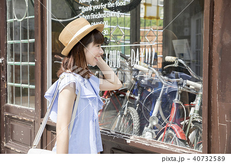 サイクルショップを覗く女性　買い物　ショッピング 40732589