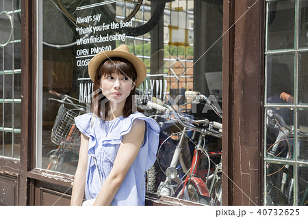 サイクルショップの前で待ち合わせをする女性 サイクルショップの前で待ち合わせをする女性 40732625