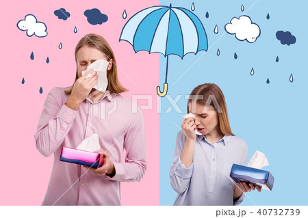 Waist up of young couple crying together 40732739