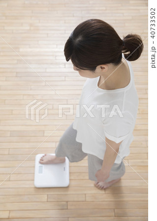 体重計にのる女性 体重計にのる女性 40733502