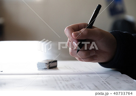 試験勉強をする学生のイメージ 40733764