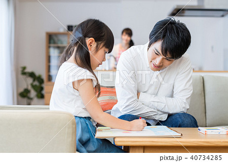 若い家族、親子、子ども、リビング学習 若い家族、親子、子ども、リビング学習 40734285