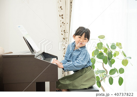 ピアノの練習をする女の子 ピアノの練習をする女の子 40737822