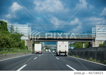 東名阪自動車道　朝の高速道路　トラック 40738025