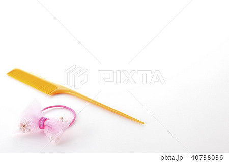 ヘアゴムとクシ 40738036