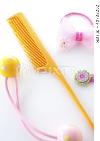 ヘアゴムとヘアピンとくし ヘアゴムとヘアピンとくし 40738202