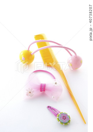ヘアゴムとヘアピンとくし ヘアゴムとヘアピンとくし 40738207
