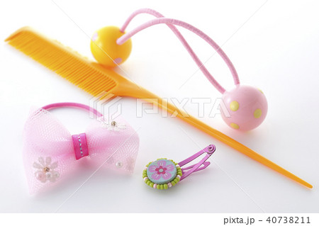 ヘアゴムとヘアピンとくし 40738211