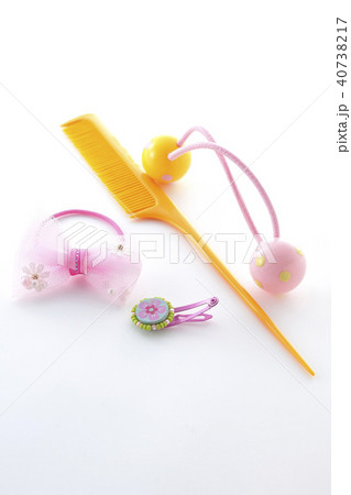 ヘアゴムとヘアピンとくし ヘアゴムとヘアピンとくし 40738217