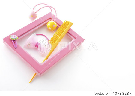 ヘアゴムとヘアピンとくし ヘアゴムとヘアピンとくし 40738237