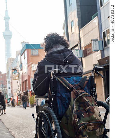 車椅子の男性 旅行 車椅子の男性 旅行 40738352
