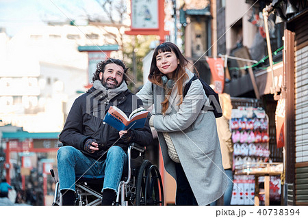 車椅子の男性　旅行 40738394