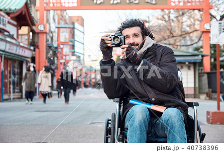車椅子の男性　旅行 40738396