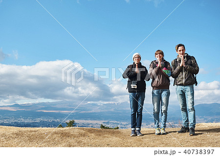富士山 外国人 合掌 ポートレート 富士山 外国人 合掌 ポートレート 40738397
