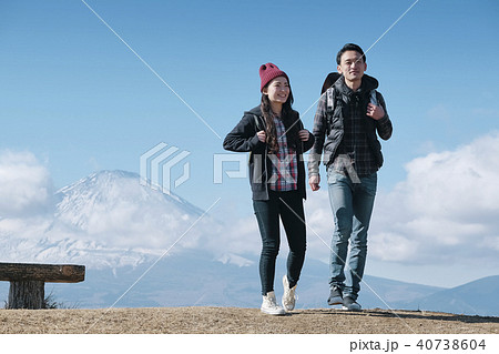 富士山 眺望 トレッキング カップル 富士山 眺望 トレッキング カップル 40738604