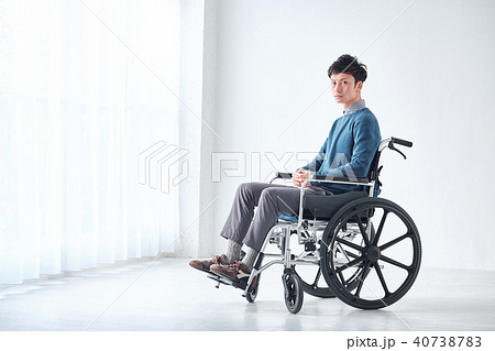 車椅子の男性 車椅子の男性 40738783