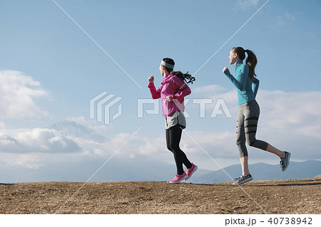 富士山 外国人 女性 ランニングの写真素材