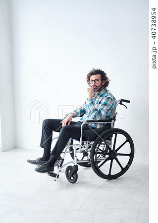 車椅子の男性 40738954