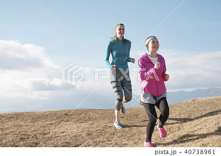 富士山 外国人 女性 ランニングの写真素材