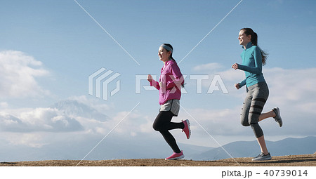 富士山　外国人　女性　ランニング 40739014