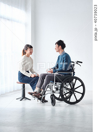 車椅子の男性と女性の写真素材