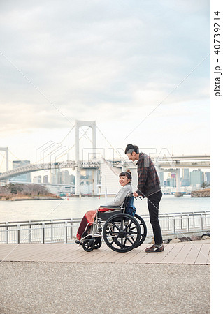 車椅子の女性と男性 車椅子の女性と男性 40739214