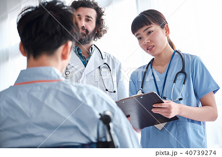 車椅子の男性　医療 40739274