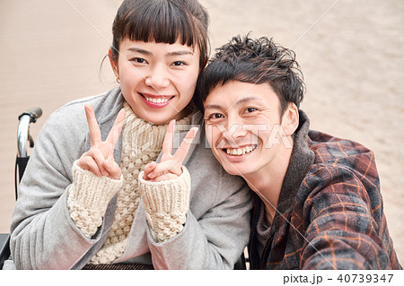 車椅子の女性と男性 車椅子の女性と男性 40739347