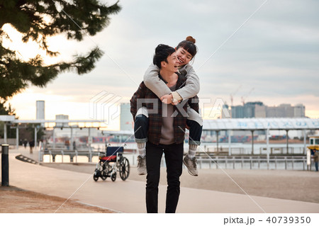 車椅子の女性と男性 40739350