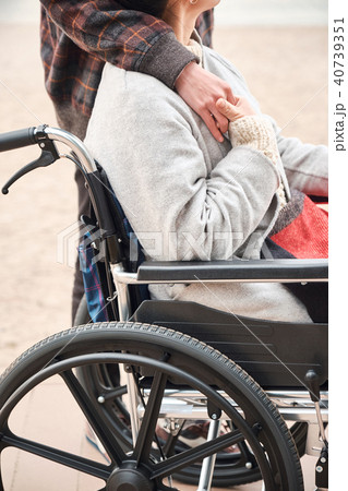 車椅子の女性と男性 車椅子の女性と男性 40739351