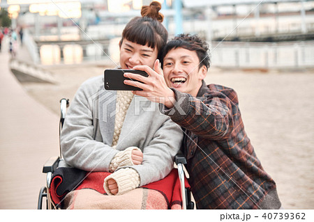 車椅子の女性と男性 車椅子の女性と男性 40739362